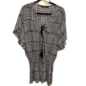 Manaola Designer Black and White Gathered Waist Top. Excellent Condition. Large